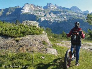 Las trotinettes o patines eléctricos son bicicletas de montaña en las que se monta de pie y no es necesario pedalear. ES APTO PARA TODOS LOS PUBLICOS.